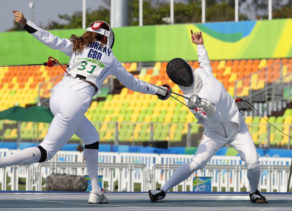 Samantha Murray (L) of Britain competes against Japan's Natsumi Tomonaga during a women's modern pentathlon fencing match at the Rio de Janeiro Olympics on Aug. 19, 2016. Murray won the match. (Kyodo) ==Kyodo