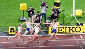 Eilidh Doyle passes the baton to Emily Diamond during the London 2017 women's 4x400m relay final