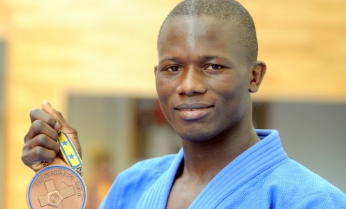 Emmanuel Nartley with medal. Photo: Sam Farr