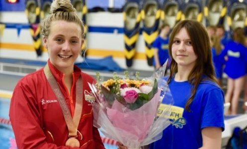 Siobhan-Marie O'Connor returned to Team Bath AS to show them her Commonwealth Games gold medal in April 2018