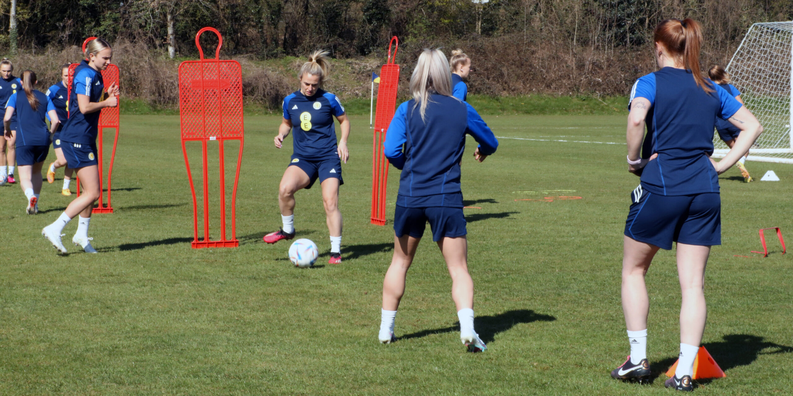 Entrenamiento de la selección femenina de fútbol de Escocia en la Universidad de Bath para un doble partido internacional